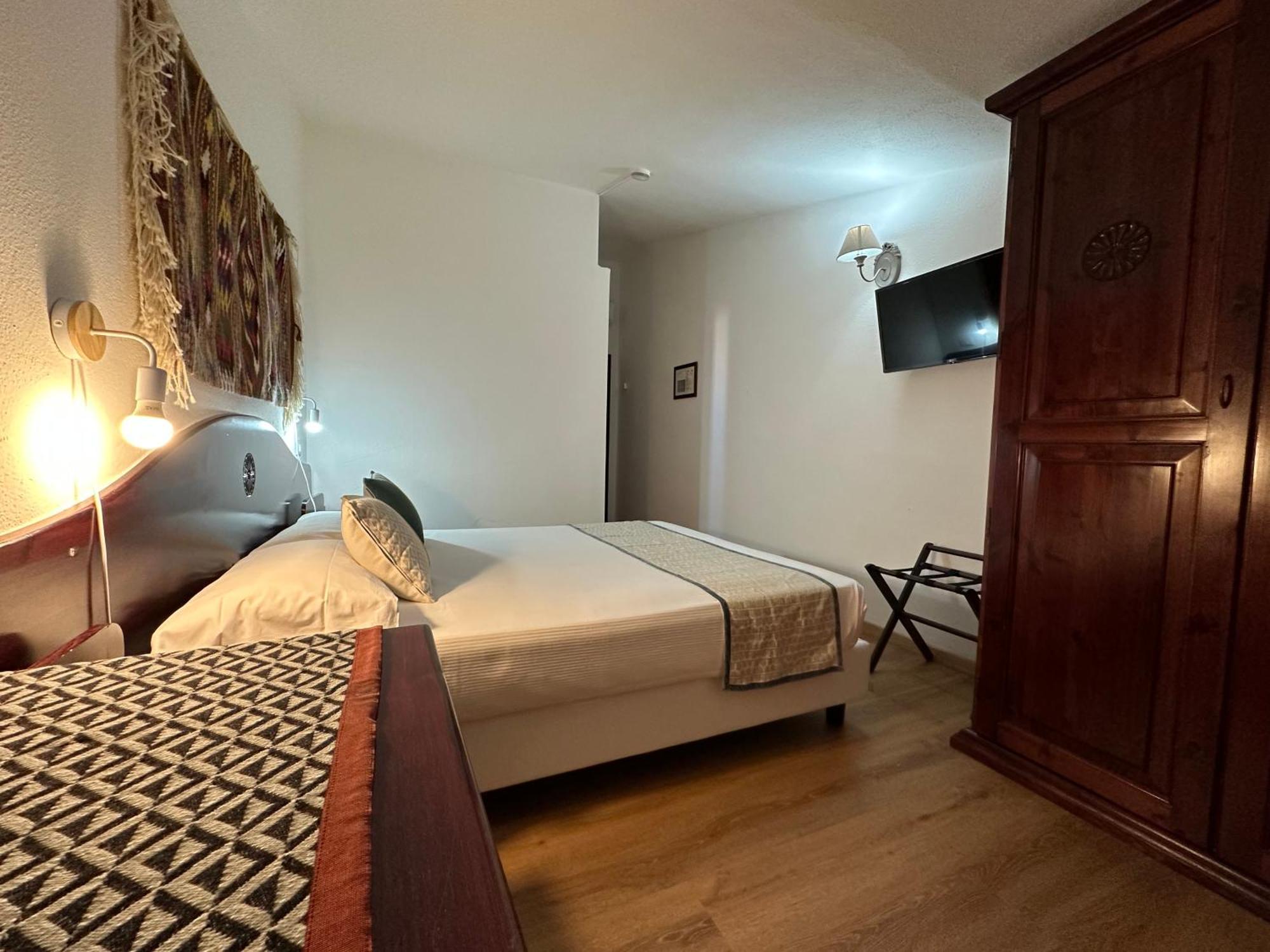 Hotel S'Ortale Con Parcheggio Interno E Ristorante All'Aperto 오로세 외부 사진